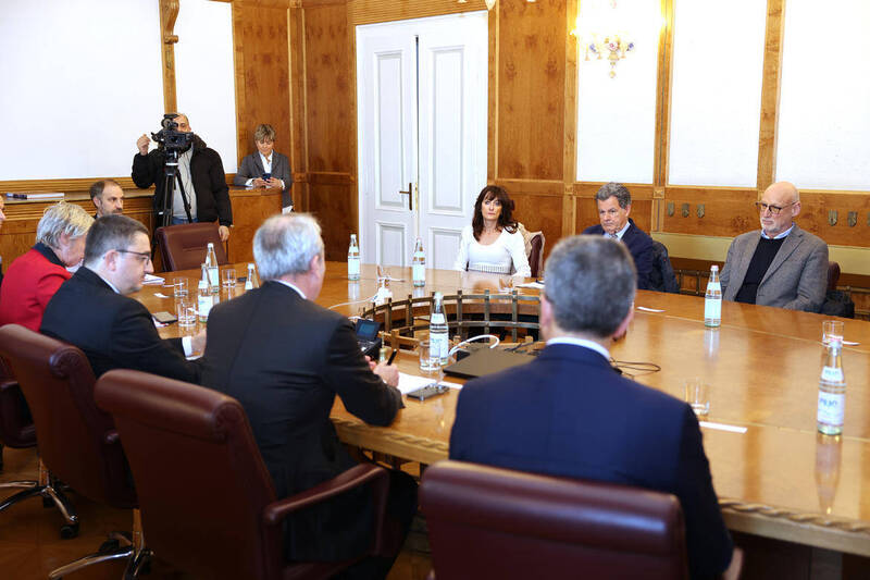 ANDREA OSTELLARI, UNTERSTAATSSEKRETÄR IM JUSTIZMINISTERIUM, TRIFFT IN TRIENT MIT SPITZENVERTRETERN DER REGION ZUSAMMEN