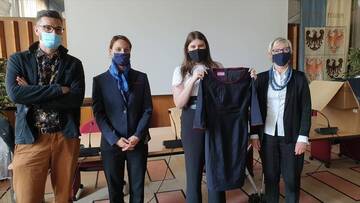 DIE SCHÜLERINNEN DES „CENTRO MODA CANOSSA“ ENTWERFEN DIE UNIFORMEN FÜR DIE AMTSWARTE DER AUTONOMEN REGION TRENTINO-SÜDTIROL