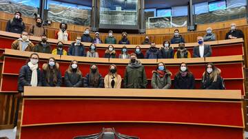 UNI-STUDIERENDE BESUCHEN DAS AMTSGEBÄUDE DER REGION