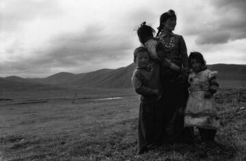 TIBET, ZWANZIG JAHRE SPÄTER: DIE FOTOAUSSTELLUNG ÜBER EIN VOLK, BEI DEM DIE ZEIT STEHEN GEBLIEBEN IST