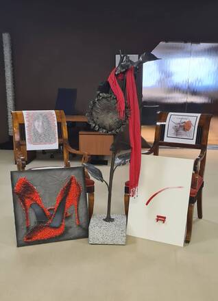 EINE KUNSTINSTALLATION IN DER REGION GEGEN GEWALT AN FRAUEN