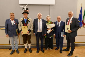 ZWÖLF TRENTINER LANDSLEUTE ERHALTEN DAS ÖSTERREICHISCHE SCHWARZE KREUZ. 