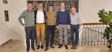 LUCA GUGLIELMI TRIFFT DEN GEMEINDEAUSSCHUSS VON ST. ULRICH – FORTSCHRITTE HINSICHTLICH DER LADINISCHEN FLAGGE UND DER NEUEN CESA DI LADINS