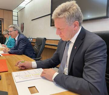 WAHLEN: REGIONALREGIERUNG GENEHMIGT DAS VERFAHREN FÜR EINE DURCHFÜHRUNGSBESTIMMUNG ZU DEN MANDATSBESCHRÄNKUNGEN