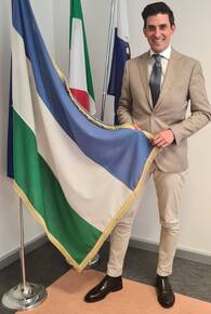 Bild: Luca Guglielmi con la bandiera ladina (1)