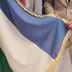 Bild: Luca Guglielmi con la bandiera ladina (1)