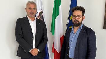 MASSIMILIANO CORRADINI UNTERBREITET DEM REGIONALASSESSOR LORENZO OSSANNA SEIN ANLIEGEN BETREFFEND DEN MANGEL AN DIENSTFAHRZEUGEN DER VERKEHRSPOLIZEI 